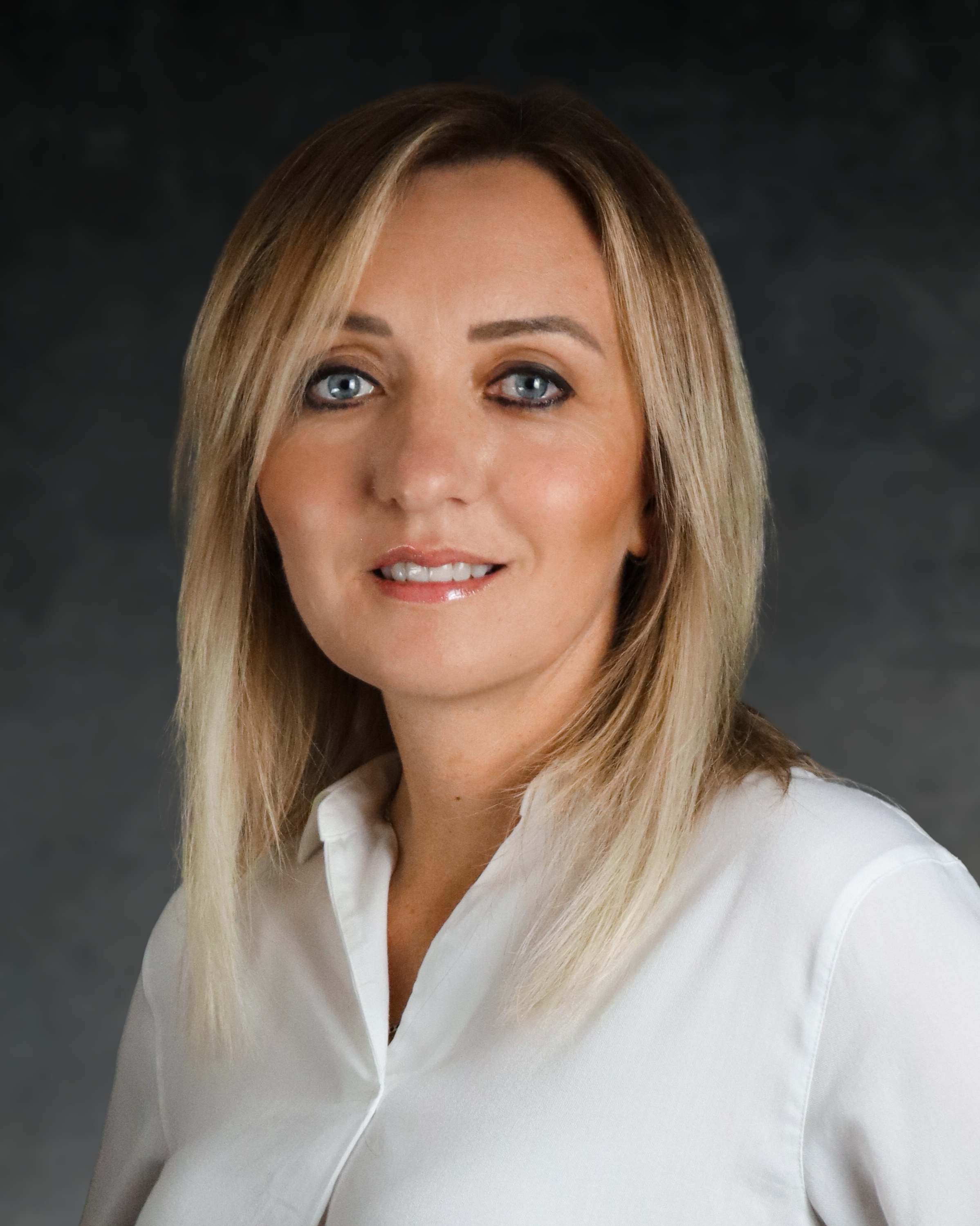 Olesja Hull Headshot